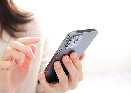 スマホを持つ女性