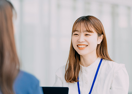 笑顔で対応する女性