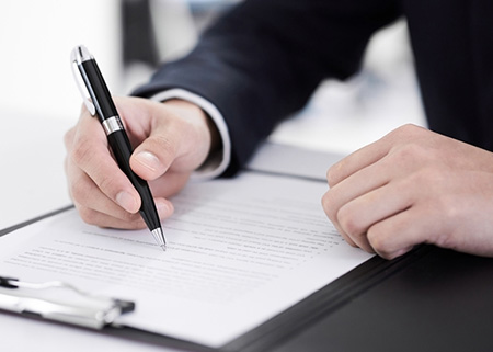 住宅の契約書にサインする様子