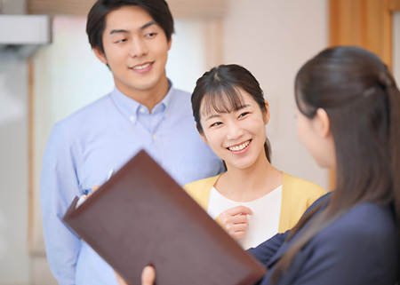 案内をしている女性スタッフ