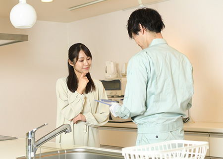 業者と接する女性