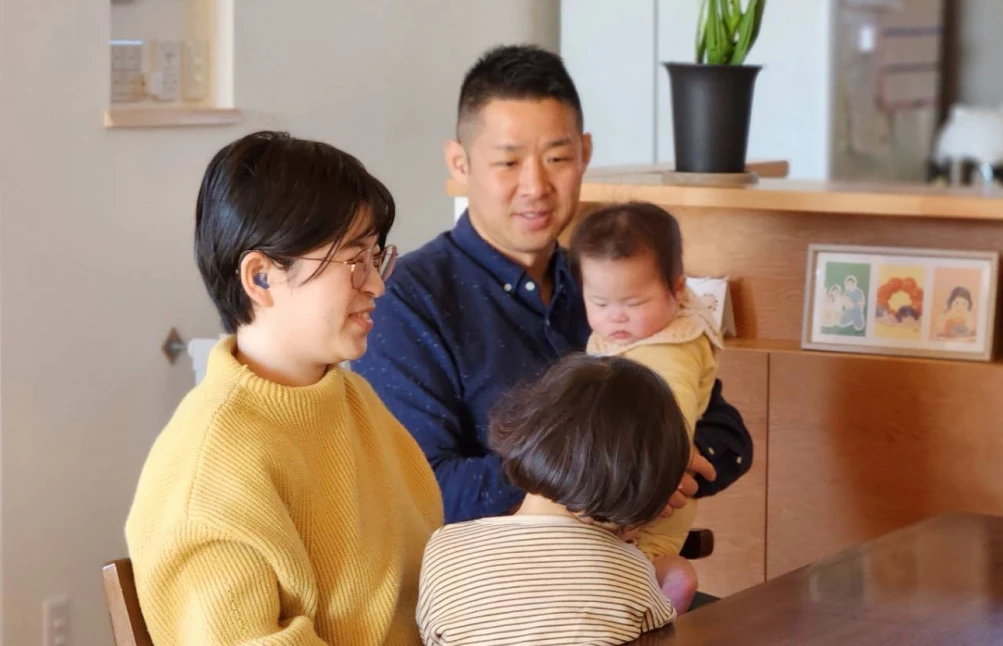 家の中で家族が団らんしている(テーブルに座って会話)