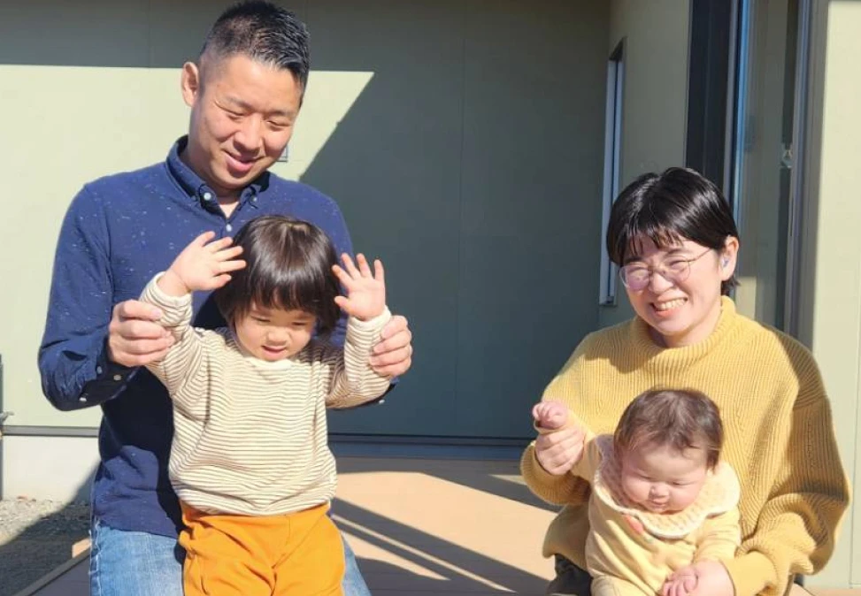 再び家の外で家族が楽しそうに過ごしている(別の角度)