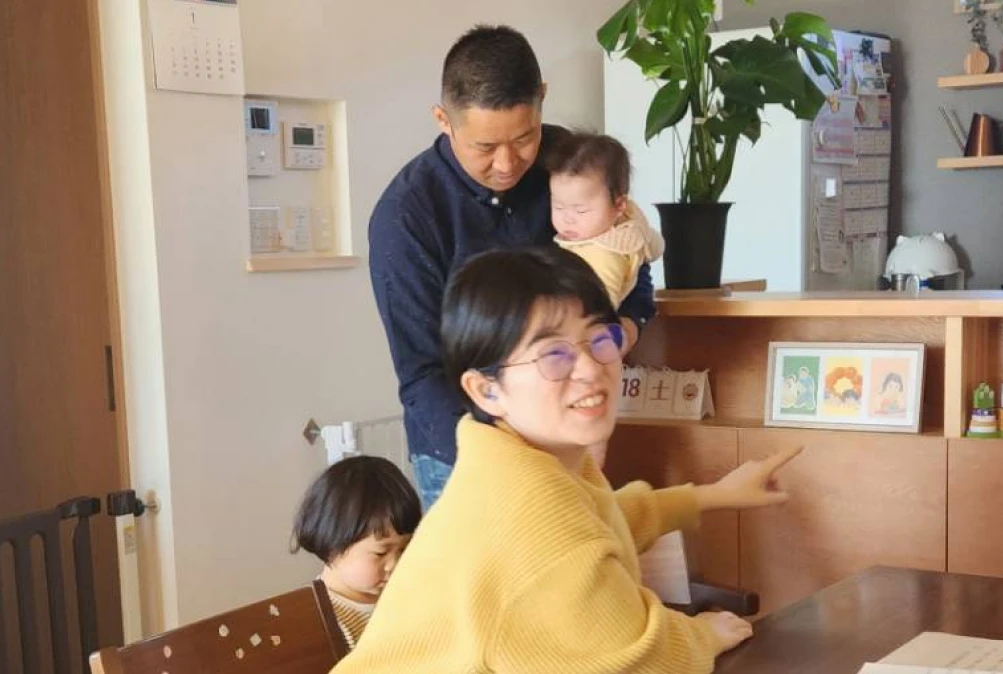 家の中で母親が何かを指さしながら会話している