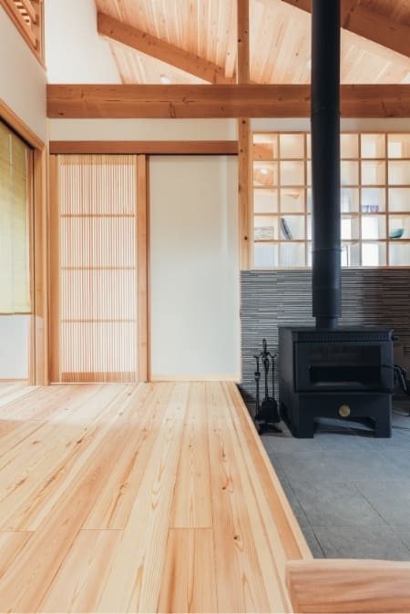 暖炉のある広々とした玄関