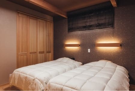 高級感のあるデザインで構築された寝室