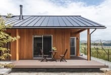 開放的な平屋住宅のウッドデッキ