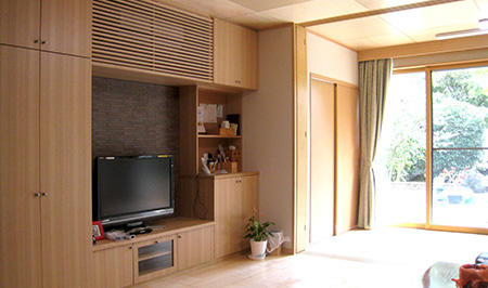 日差しの当たるリビングルーム